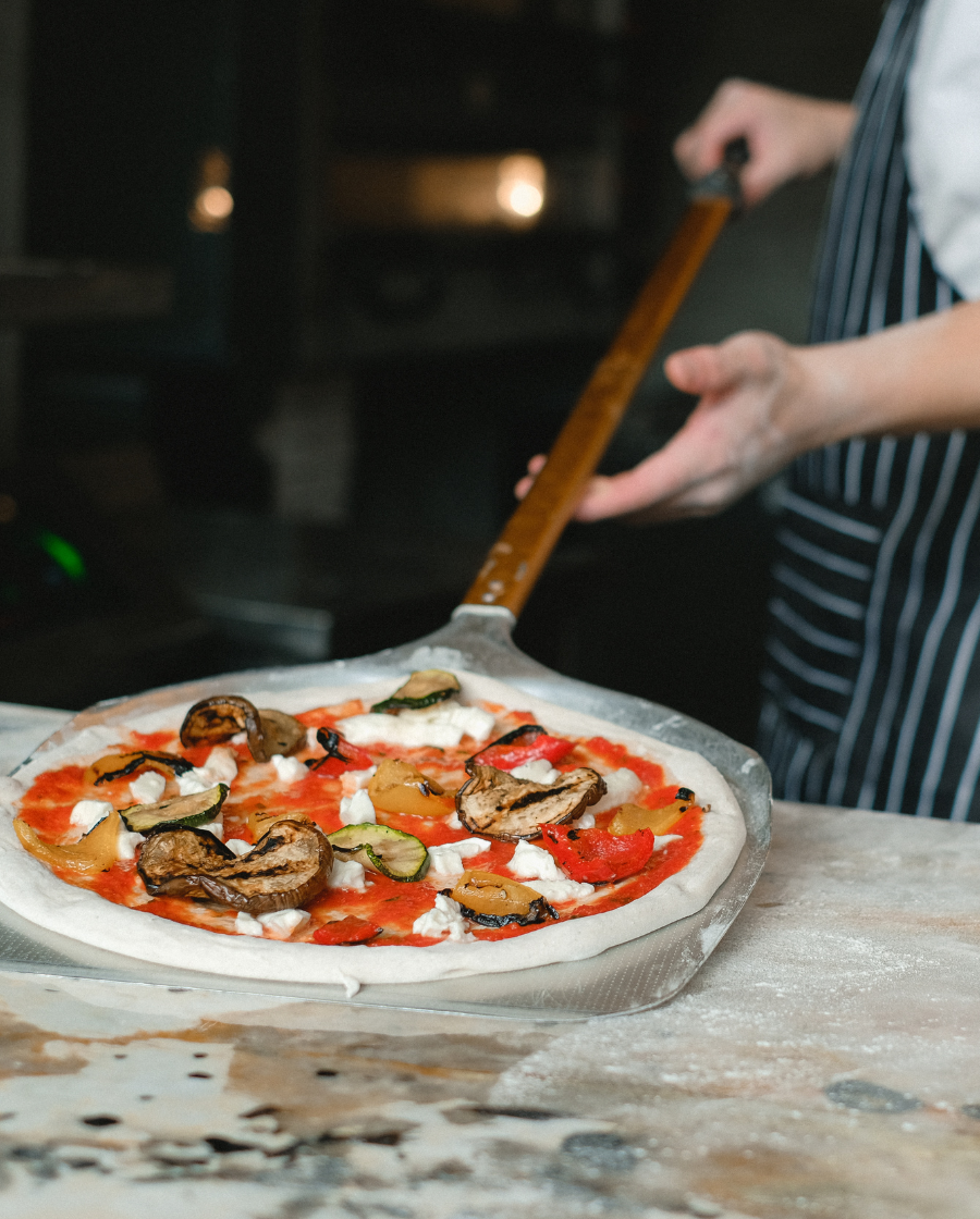 Pizzaiolo che impala la pizza