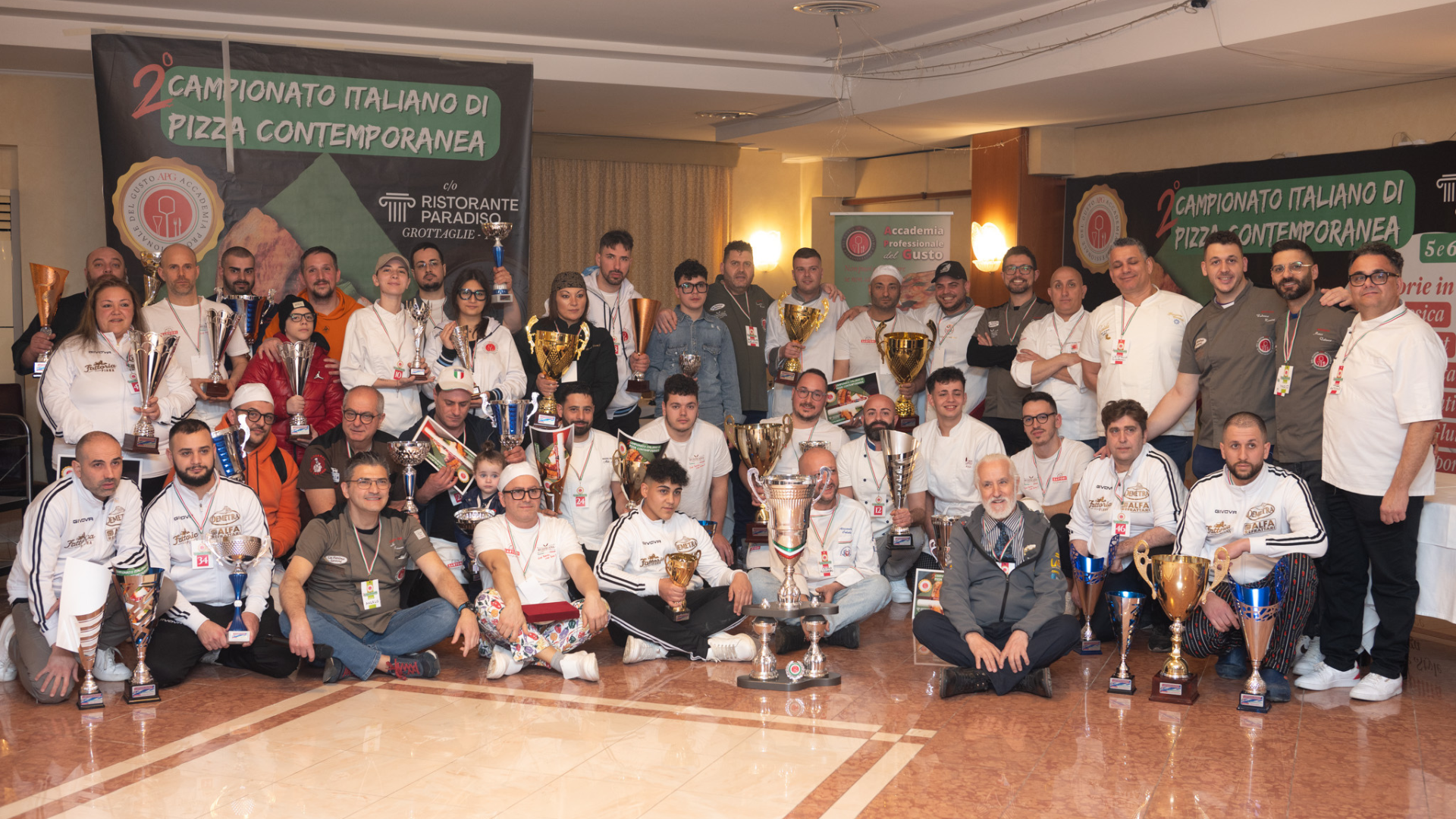 Campionato Foto di gruppo di tutti i premiati al 2° Campionato di pizza Contemporanea